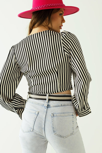 Crop Top Femme rayé avec V-coloré et front torsadé en noir et blanc